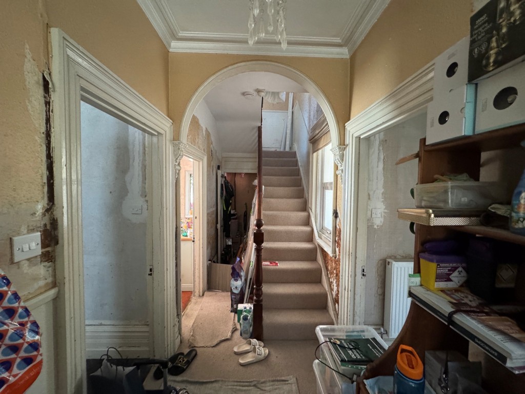 Lot: 184 - DOUBLE-FRONTED HOUSE IN NEED OF FURTHER IMPROVEMENT - Entrance hall
